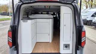 Kofferraum und Küche Campervan Tallinn 